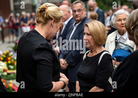 Berlin, Deutschland. 13. August 2022. Franziska Giffey (SPD), Regierende Bürgermeisterin von Berlin, spricht bei der Gedenkfeier für die Opfer von Mauer und Division an Karin Gueffroy, Mutter des letzten Todesfallenden an der Mauer, Chris Gueffroy. Die DDR hatte am 13. August 1961 mit dem Bau der Mauer um den westlichen Teil Berlins begonnen. Quelle: Fabian Sommer/dpa/Alamy Live News Stockfoto