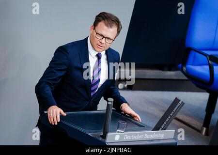 Berlin, Deutschland. 18.. Mai 2022. Carsten Schneider, Staatsminister bei der Bundeskanzlerin und Beauftragte der Bundesregierung für die Bundesrepublik Deutschland, spricht im Bundestag. Berlin, 18. Mai 2022 Quelle: dpa/Alamy Live News Stockfoto