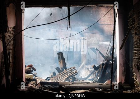 Charkiw, Ukraine. 30.. Juli 2022. Stark beschädigte Fachschule in der folgenden Nacht russischen Raketenangriff auf Charkiw, Ukraine. Russland marschierte am 24. Februar 2022 in die Ukraine ein und löste damit den größten militärischen Angriff in Europa seit dem Zweiten Weltkrieg aus (Bild: © Mykhaylo Palinchak/SOPA Images via ZUMA Press Wire) Stockfoto