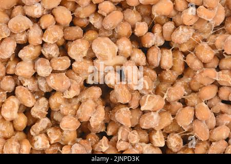 Draufsicht auf „Natto“, ein schleimiges traditionelles japanisches Essen aus fermentierten Sojabohnen Stockfoto