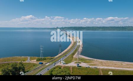 Die Kaiserbrücke ist eine kombinierte Automobil- und Eisenbahnbrücke über die Wolga. Andere Namen Freedom Bridge, Uljanowsk, Simbirsk, Old . Stockfoto