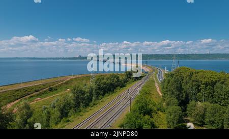 Die Kaiserbrücke ist eine kombinierte Automobil- und Eisenbahnbrücke über die Wolga. Andere Namen Freedom Bridge, Uljanowsk, Simbirsk, Old . Stockfoto