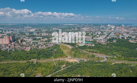 Luftaufnahme des Zentrums von Uljanowsk, Russland. Stadtpanorama von oben. Stockfoto