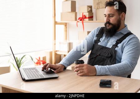 Business Start up KMU-Konzept. Startup-Unternehmer, Kleinunternehmer mit Laptop von zu Hause aus unter Online-Bestellung für Verpackung und Versand Stockfoto