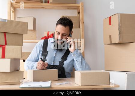 indischer Unternehmer Kleinunternehmer, der mit Smartphone, Lieferung von kleinen oder mittleren Unternehmen, E-Commerce, Telemarketing, Start-up Ordnung nimmt Stockfoto