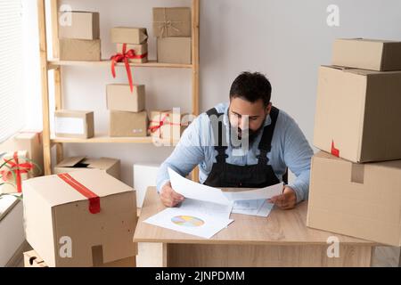 indische Lieferung Kleinunternehmer arbeiten zu Hause Büro mit Papierkram, KMU-Versand, Online-Telemarketing, Verkäufer Unternehmer Verkauf, klein Stockfoto
