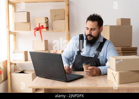 Start-up von Kleinunternehmen, indischer KMU-Unternehmer oder freiberuflicher Mitarbeiter, der von zu Hause aus arbeitet, Online-Verkaufskonzept, E-Commerce, Lieferung. Online-Marketing Stockfoto