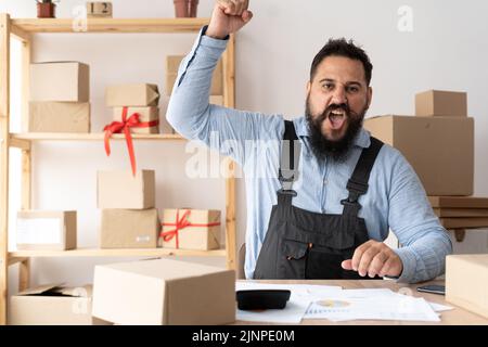 Wütend schreienden Kleinunternehmer im Home Office, verärgert emotionalen Geschäftsmann Unternehmer am Tisch, Wut und Aggression Stockfoto