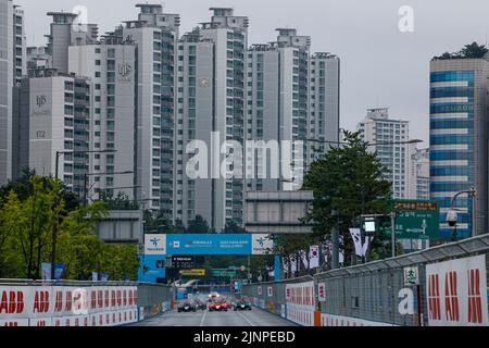 Start des Rennens, 30 Rowland Oliver (gbr), Mahindra Racing, Mahindra M7Electro, 11 Di Grassi Lucas (BRA), ROKIT Venturi Racing, Mercedes-EQ Silver Arrow 02, Aktion beim Seoul ePrix 2022, 10. Treffen der ABB FIA Formel E Weltmeisterschaft 2021-22, Auf dem Seoul Street Circuit vom 12. Bis 14. August in Seoul, Südkorea - Foto Julien Delfosse / DPPI Stockfoto