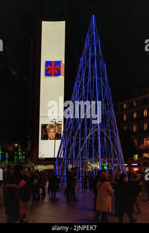 decoración Navideña en Madrid, Árbol de luces Stockfoto