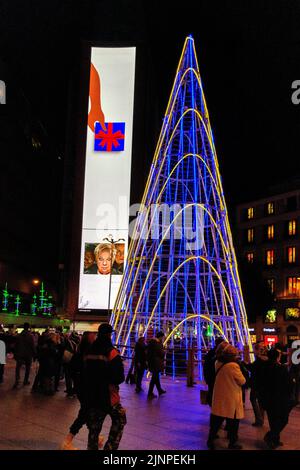 decoración Navideña en Madrid, Árbol de luces Stockfoto