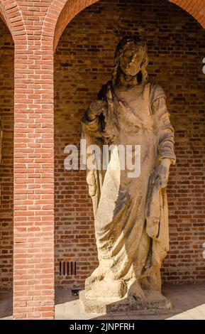 Pecs, Ungarn - 06. Oktober 2018: Statuen im Innenhof an der Wand der Basilika St. Peter & St. Pauls Kathedrale in Pécs, Ungarn. Stockfoto