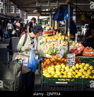 Rotterdam, Niederlande. 13. August 2022. 2022-08-13 09:04:44 ROTTERDAM - die Menschen machen ihre Einkäufe auf dem Markt auf dem Afrikaanderplein. Einkaufen ist in einem Jahr um 12 Prozent teurer geworden. Insbesondere Nudeln, Brot und Sonnenblumenöl stiegen stark an. ANP RAMON VAN FLYMEN netherlands Out - belgium Out Credit: ANP/Alamy Live News Stockfoto