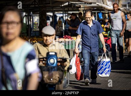 Rotterdam, Niederlande. 13. August 2022. 2022-08-13 09:40:51 ROTTERDAM - die Menschen machen ihre Einkäufe auf dem Markt auf dem Afrikaanderplein. Einkaufen ist in einem Jahr um 12 Prozent teurer geworden. Insbesondere Nudeln, Brot und Sonnenblumenöl stiegen stark an. ANP RAMON VAN FLYMEN netherlands Out - belgium Out Credit: ANP/Alamy Live News Stockfoto