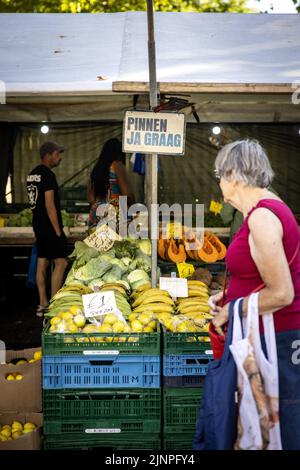 Rotterdam, Niederlande. 13. August 2022. 2022-08-13 09:32:25 ROTTERDAM - die Menschen machen ihre Einkäufe auf dem Markt auf dem Afrikaanderplein. Einkaufen ist in einem Jahr um 12 Prozent teurer geworden. Insbesondere Nudeln, Brot und Sonnenblumenöl stiegen stark an. ANP RAMON VAN FLYMEN netherlands Out - belgium Out Credit: ANP/Alamy Live News Stockfoto