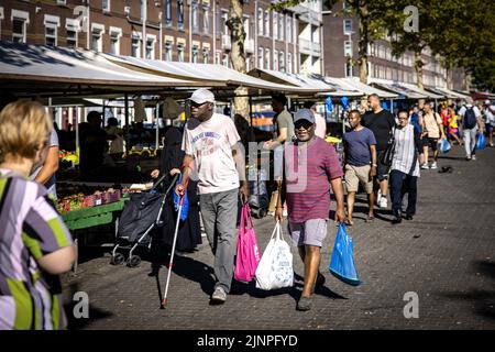 Rotterdam, Niederlande. 13. August 2022. 2022-08-13 09:51:42 ROTTERDAM - die Menschen machen ihre Einkäufe auf dem Markt auf dem Afrikaanderplein. Einkaufen ist in einem Jahr um 12 Prozent teurer geworden. Insbesondere Nudeln, Brot und Sonnenblumenöl stiegen stark an. ANP RAMON VAN FLYMEN netherlands Out - belgium Out Credit: ANP/Alamy Live News Stockfoto