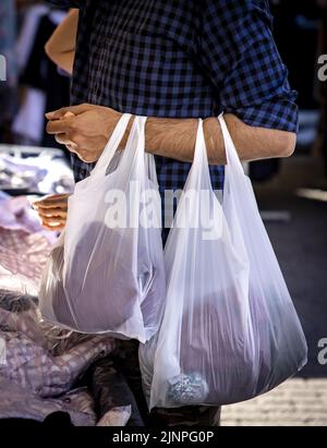 Rotterdam, Niederlande. 13. August 2022. 2022-08-13 10:26:33 ROTTERDAM - die Menschen machen ihre Einkäufe auf dem Markt auf dem Afrikaanderplein. Einkaufen ist in einem Jahr um 12 Prozent teurer geworden. Insbesondere Nudeln, Brot und Sonnenblumenöl stiegen stark an. ANP RAMON VAN FLYMEN netherlands Out - belgium Out Credit: ANP/Alamy Live News Stockfoto