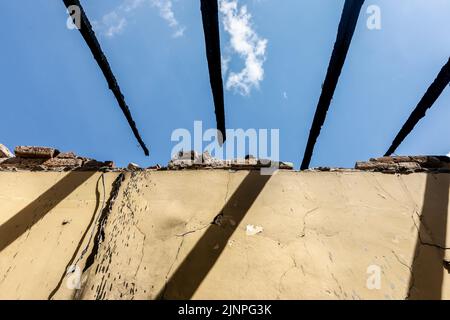 30. Juli 2022, Charkiw, Ukraine: Vollständig zerstörtes Dach des ukrainischen Philosophen Hryhoriy Skovoroda Museum. In der Region Charkiw wurde infolge eines Luftangriffs der russischen Armee das Museum des ukrainischen Philosophen Hryhorij Skoworoda zerstört. Der 35-jährige Sohn des Museumsdirektors wurde verletzt. Er blieb über Nacht, um die Räumlichkeiten zu bewachen. Eine der Schalen traf das Dach. Ein Feuer brach aus und überschwemmte das gesamte Gebäude. Das Museumsgelände wurde fast vollständig zerstört, aber die Sammlung wurde nicht beschädigt. Zuvor wurde sie an einen sicheren Ort evakuiert. Laut dem Mini Stockfoto