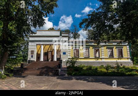 30. Juli 2022, Charkiw, Ukraine: Eintritt in den Museumsbesitz des ukrainischen Philosophen Hryhoriy Skovoroda nach dem Angriff russischer Truppen. In der Region Charkiw wurde infolge eines Luftangriffs der russischen Armee das Museum des ukrainischen Philosophen Hryhorij Skoworoda zerstört. Der 35-jährige Sohn des Museumsdirektors wurde verletzt. Er blieb über Nacht, um die Räumlichkeiten zu bewachen. Eine der Schalen traf das Dach. Ein Feuer brach aus und überschwemmte das gesamte Gebäude. Das Museumsgelände wurde fast vollständig zerstört, aber die Sammlung wurde nicht beschädigt. Zuvor wurde sie in einen Safe evakuiert Stockfoto