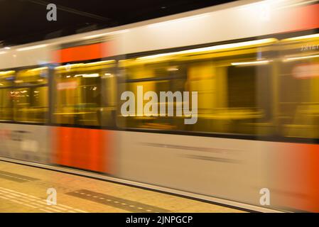 Amsterdam, Niederlande. August 2022. Eine vorbeifahrende U-Bahn an der U-Bahnstation A in Amsterdam. Hochwertige Fotos Stockfoto