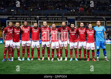 Parma, Italien. 12. August 2022. Die Spieler der SSC Bari posieren für ein Teamfoto vor dem Fußballspiel der Serie B zwischen Parma Calcio und SSC Bari. Kredit: Nicolò Campo/Alamy Live Nachrichten Stockfoto