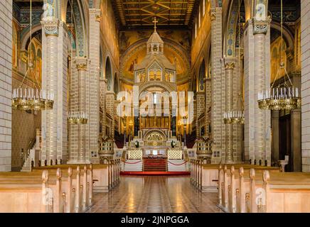 Pecs, Ungarn - 06. Oktober 2018: Das Innere der Basilika St. Peter & St. Pauls Kathedrale in Pécs, Ungarn. Stockfoto