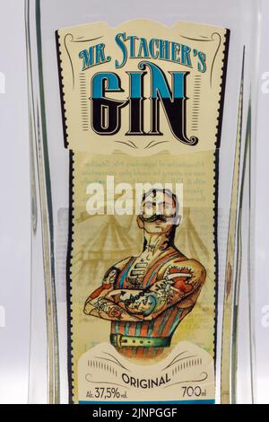 Kiew, Ukraine - 08. Mai 2021: Das Original Mr. Staters Dry Gin Flakon Etikett aus der Nähe von Weiß. Gin ist ein destilliertes alkoholisches Getränk, das es ableitet Stockfoto