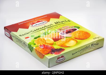 Kiew, Ukraine - Mai 08,2021: Studioaufnahmen von vorgebackenen Coburger Halbzeugen zum Kochen von Camembert minis, paniert mit Cranberry Dip Pac Stockfoto