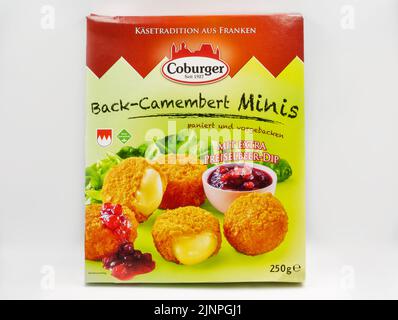 Kiew, Ukraine - Mai 08,2021: Studioaufnahmen von vorgebackenen Coburger Halbzeugen zum Kochen von Camembert minis, paniert mit Cranberry Dip Pac Stockfoto