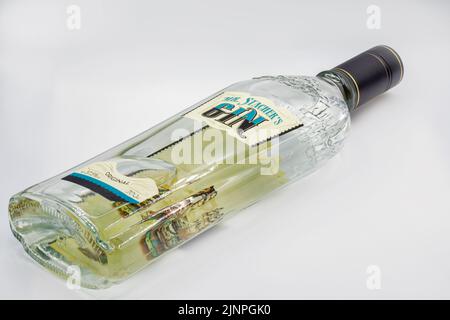 Kiew, Ukraine - 08. Mai 2021: Die ursprüngliche Mr. Staters Dry Gin Flasche aus der Nähe von Weiß. Gin ist ein destilliertes alkoholisches Getränk, das sein Pred ableitet Stockfoto