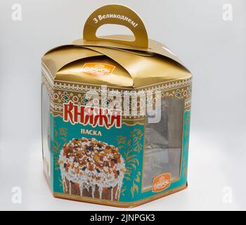 Kiew, Ukraine - 08. Mai 2021: Studio-Shooting von Rumianets Bakery Baked Easter Bread Knyazha mit getrockneten Aprikosen und Walnüssen packen Nahaufnahme gegen weiße b Stockfoto