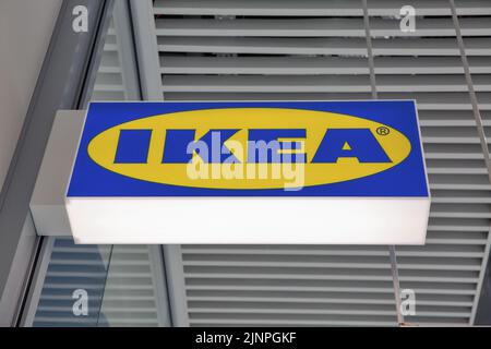 Kiew, Ukraine - 15. Mai 2021: Ein Ladenschild für den Einzelhändler IKEA, ein schwedisches multinationales Unternehmen, das sich auf Flatpack-Möbel spezialisiert hat. Stockfoto