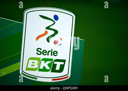 Parma, Italien. 12. August 2022. Das Logo der Serie B ist vor dem Fußballspiel der Serie B zwischen Parma Calcio und SSC Bari zu sehen. Kredit: Nicolò Campo/Alamy Live Nachrichten Stockfoto