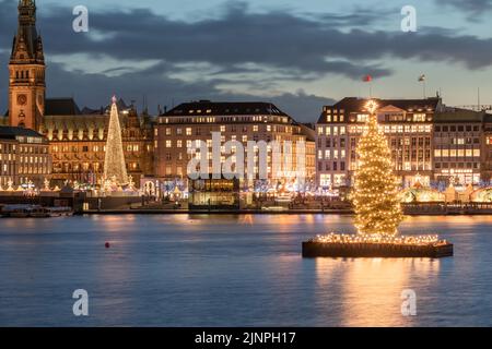 Hamburger Binnenalster mit Weihnachtsbaum Stockfoto