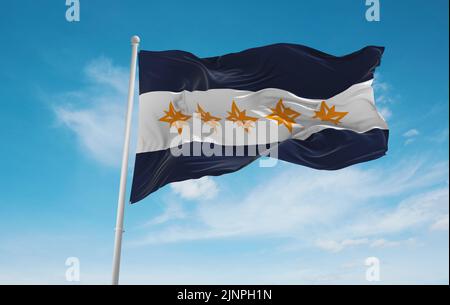 Offizielle Flagge von Wheeling, West Virginia Unbanden Staaten von Amerika bei bewölktem Himmel Hintergrund bei Sonnenuntergang, Panoramablick. USA Reisen und patriotische Konzept. Stockfoto