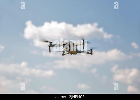 Kiew, Ukraine - 11. Juli 2021: Die moderne Drohne DJI Mavic Air 2S fliegt aus der Nähe am Himmel. DJI ist ein chinesisches Technologieunternehmen, das kommerzielle dr Stockfoto