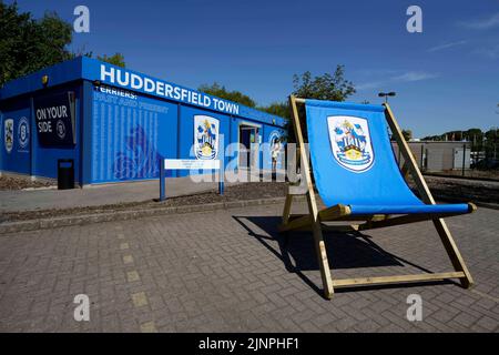 Huddersfield, Großbritannien. 13. August 2022. Allgemeine Ansicht von John Smiths Stadium vor dem Spiel in Huddersfield, Vereinigtes Königreich auf 8/13/2022. (Foto von Steve Flynn/News Images/Sipa USA) Quelle: SIPA USA/Alamy Live News Stockfoto