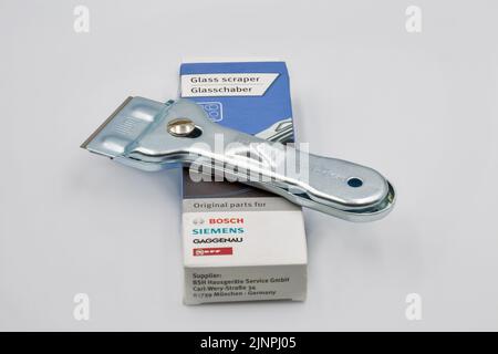 Kiew, Ukraine - 06. Mai 2022: Neuer Bosch Siemens Glasschaber für Elektroherd in Nahaufnahme auf Weiß. Stockfoto