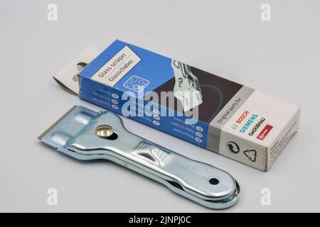 Kiew, Ukraine - 06. Mai 2022: Neuer Bosch Siemens Glasschaber für Elektroherd in Nahaufnahme auf Weiß. Stockfoto