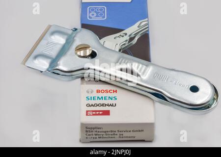 Kiew, Ukraine - 06. Mai 2022: Neuer Bosch Siemens Glasschaber für Elektroherd in Nahaufnahme auf Weiß. Stockfoto