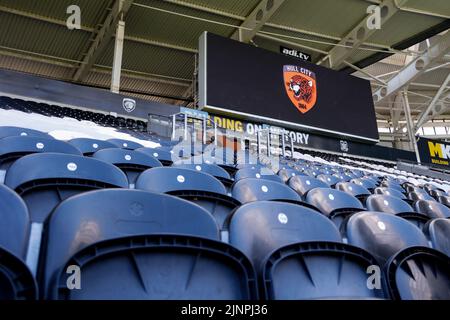 Hull, Großbritannien. 13. August 2022. Hull City Wappen wird auf einem großen LED Bildschirm innerhalb MKM Stadion, Heimstadion von Hull City in Hull, Vereinigtes Königreich am 8/13/2022 gezeigt. (Foto von Ben Early/News Images/Sipa USA) Quelle: SIPA USA/Alamy Live News Stockfoto