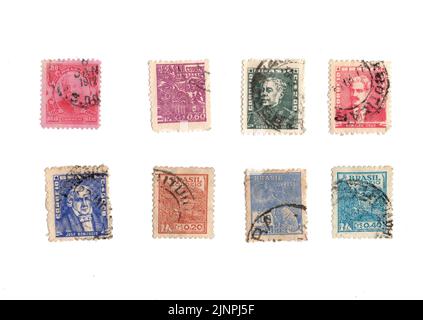 Eine Auswahl alter Briefmarken aus Brasilien auf weißem Hintergrund. Stockfoto