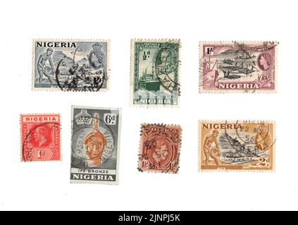 Eine Auswahl alter Briefmarken aus Nigeria auf weißem Hintergrund. Stockfoto