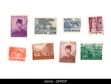 Eine Auswahl alter Briefmarken aus Indonesien auf weißem Hintergrund. Stockfoto