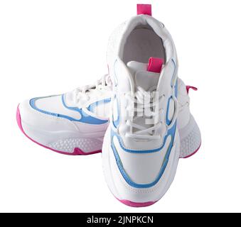 Neue weiße Sneakers isoliert auf weißem Hintergrund. Modische Sportschuhe. Sauberer, stylischer Sportschuh. Modisches Blaurosa auf einer dicken Sohle. Zubehörpaar. Stockfoto