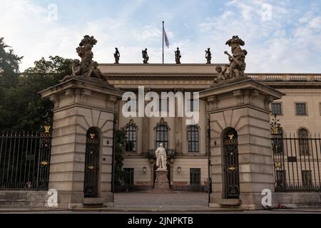 Humboldt Universität / Humboldt Universität zu Berlin, Vordertor, Helmholtz-Statue Stockfoto