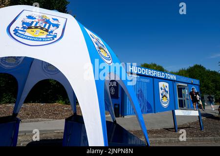 Huddersfield, Großbritannien. 13. August 2022. Allgemeine Ansicht von John Smiths Stadium vor dem Spiel in Huddersfield, Vereinigtes Königreich auf 8/13/2022. (Foto von Steve Flynn/News Images/Sipa USA) Quelle: SIPA USA/Alamy Live News Stockfoto