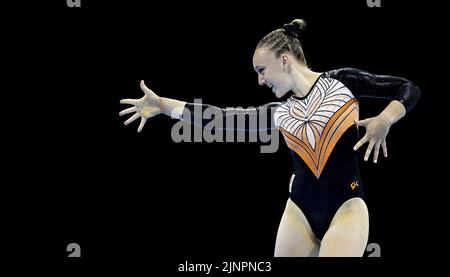 MÜNCHEN - Tisha Volleman im Einsatz beim Turnteam-Finale (f) am dritten Tag der Mehreuropameisterschaft. Die deutsche Stadt München wird 2022 eine kombinierte Europameisterschaft verschiedener Sportarten veranstalten. ANP IRIS VAN DEN BROEK Stockfoto