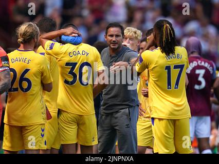 Everton-Manager Frank Lampard spricht mit Alex Iwobi während einer Getränkepause während des Premier League-Spiels in Villa Park, Birmingham. Bilddatum: Samstag, 13. August 2022. Stockfoto