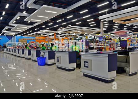 Marília, São Paulo, Brasilien, - 25. Juli 2022: Arbeiter an einem Wochenende im Checkout-Bereich, Geschäft am Wochenende geöffnet, keine KundenKaufhaus in Br Stockfoto